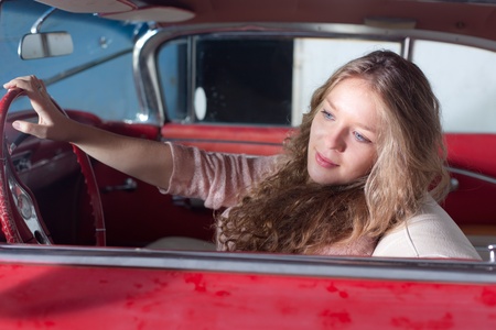 The girl at the wheel the old carの写真素材