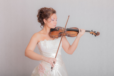studio portrait of a girl playing the violinの写真素材