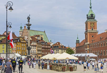 Warsaw, Poland-05.05.2018: Castle Square with walking people on the day of the flag of Poland. The historic and tourist center of Warsawのeditorial素材