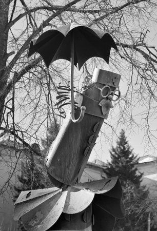 Novosibirsk, Siberia, Russia, 03.12.2022: Street sculpture Aibolit made of metal. Decorative decoration of Bogdan Khmelnitsky Street, by Gennady Arbatskyのeditorial素材