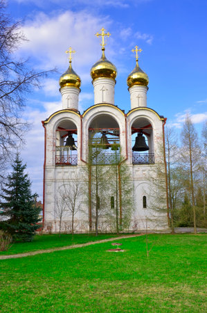 The restored St. Nicholas Orthodox Monastery. Bell tower of the Forerunner Church under golden domes, Russian architecture of the XXI century Pereslavl-Zalessky, Yaroslavl region, Russia, 2022の写真素材