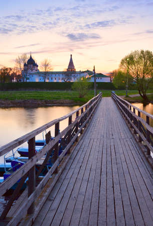 The bridge to the Suzdal Kremlin in the morning. Crossing of the Kamenka River at the walls of the Assumption Cathedral and bell tower, Russian architecture of the XIII century. Russia, 2022の写真素材