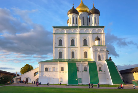 Pskov, Russia, 09/25/2022. The old Pskov Kremlin. The high walls of the Trinity Orthodox Cathedral, an architectural monument of the XVII centuryのeditorial素材
