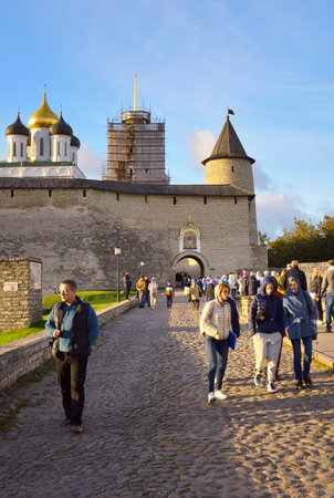 Pskov, Russia, 09/25/2022. Dovmontov is the city of the Pskov Kremlin. Tourists on the street leading to the Great Gate at the Trinity Towerのeditorial素材