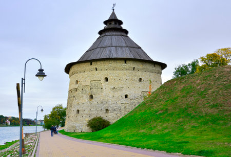 Pskov, Russia, 09.26.2022. The old stone Pskov Kremlin. Embankment at Pokrovskaya fortress tower on the banks of the Velikaya Riverのeditorial素材