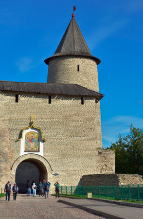 Pskov, Russia, 09.25.2022. The Old Russian Pskov Kremlin. The entrance to the fortress at the Trinity Tower of the 15th centuryのeditorial素材