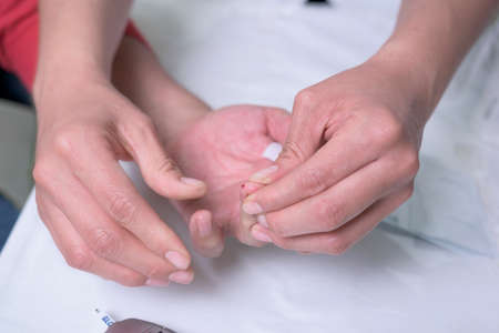 shows how to do a glucose testの写真素材