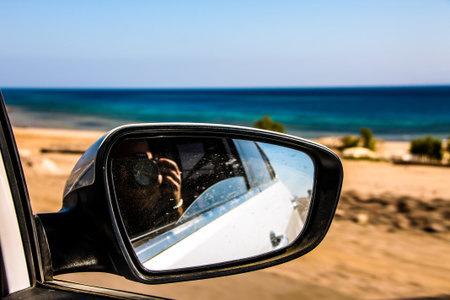 photographer in the mirror of a carの写真素材