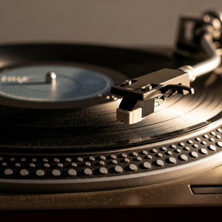 A Hero Detail shot centered on the spindle and stack of vintage vinyl records on a turntable. The coの素材