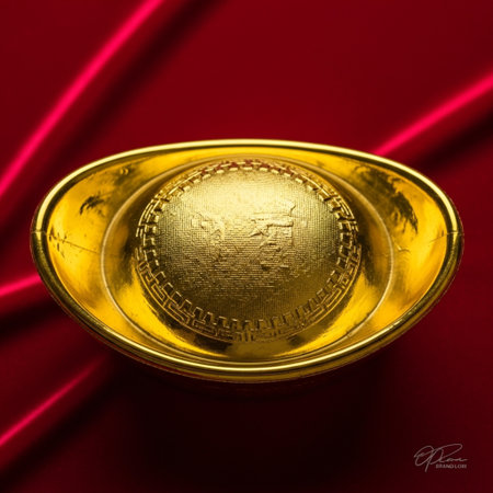 Hero detail shot. An extreme close-up of the highly polished surface of a single traditional gold Yuの素材