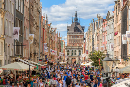 GDANSK, POLEN - 2017 AUGUST 24. Main walking street at Gdansk city.のeditorial素材