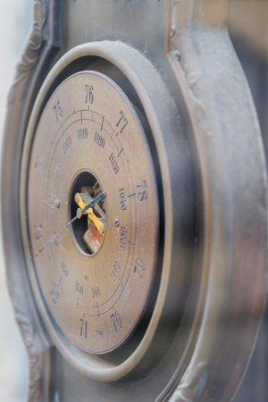 GDANSK, POLEN - 2017 AUGUST 24. Daniel Fahrenheit was born in 1686 in the Polish city of Gdansk, and they continue to honor the pioneering temperature scientist with the Fahrenheit Monumentのeditorial素材