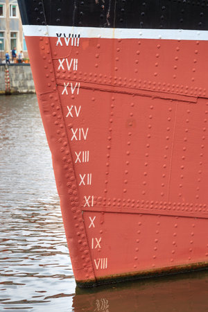 GDANSK, POLEN - 2017 AUGUST 27. Draft mark on the bow on a ship.のeditorial素材