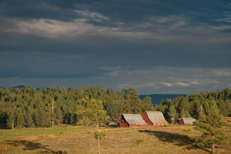Red barn on the farm at Echo Canyon Reservoir, Colorado.のeditorial素材