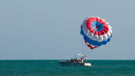 Fun parasailing on Key West, Florida.のeditorial素材