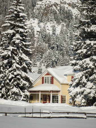 Yellow house after snow storm in Evergreen, Colorado.のeditorial素材