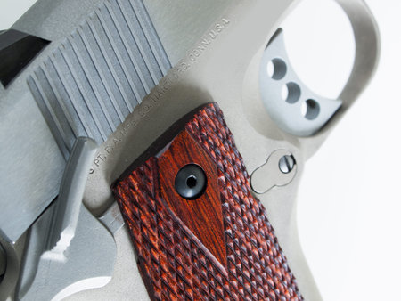 Colt 1911 Commander is a single-action, semi-automatic, magazine-fed, and recoil-operated handgun based on the John M. Browning designed M1911. It was the first mass-produced pistol with an aluminium alloy frame and the first Colt pistol to be chambered iのeditorial素材