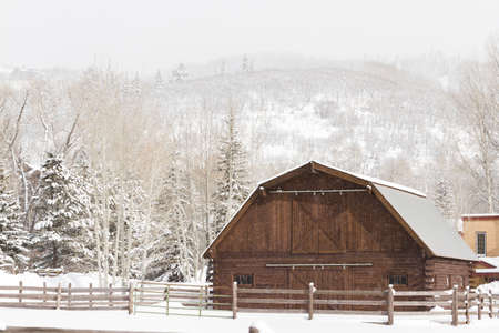 A new barn in winter landscape.のeditorial素材