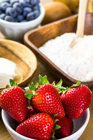 Ingredients for preparing fresh fruit tart.の写真素材