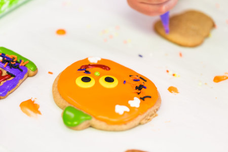 Step by step. Learning how to make and decorate Halloween cookie decorating class.
