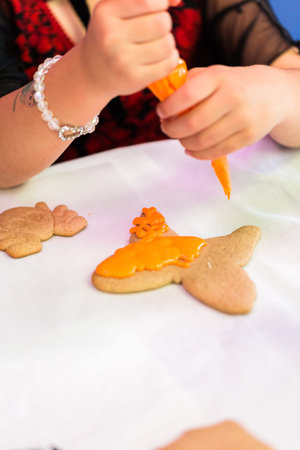 Step by step. Learning how to make and decorate Halloween cookie decorating class.