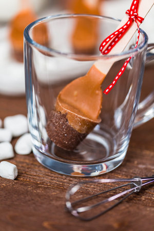 Salted caramel hot cocoa spoon in glass cup.の写真素材