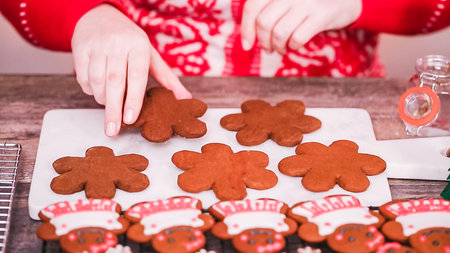 Step by step. Decorating gingerbread cookies with royal icing.