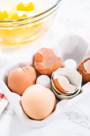 Ingredients to prepare bacon and cheese egg muffin.