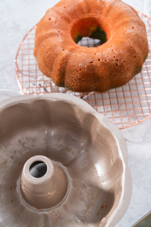 Cooling freshly baked bundt cake on a round cooling rack.の写真素材