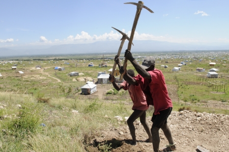 PORT-AU-PRINCE - AUGUST 30: Residents working on top of a hill to migrate their tent from another part of the city ,in Port-Au-Prince, Haiti on August 30, 2010.のeditorial素材