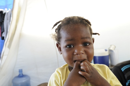 PORT-AU-PRINCE - AUGUST 28: An unidentified Haitian kid biting her fingers out of starvation in , Port-Au-Prince, Haiti on August 28, 2010.のeditorial素材
