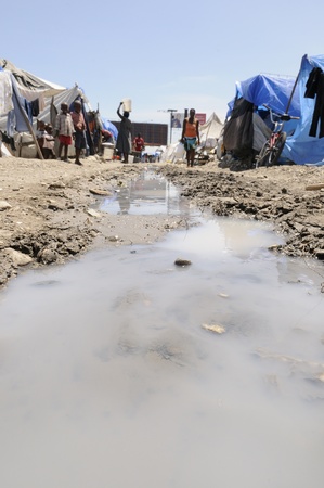 PORT-AU-PRINCE - AUGUST 28: The tent cities are devoid of any proper sanitation and sewerage system, in Port-Au-Prince, Haiti on August 28, 2010.のeditorial素材