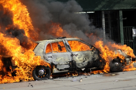 TORONTO-JUNE 26: Parts of a police car burning after being torched during the G20 Protest on June 26, 2010 in Toronto, Canada.のeditorial素材