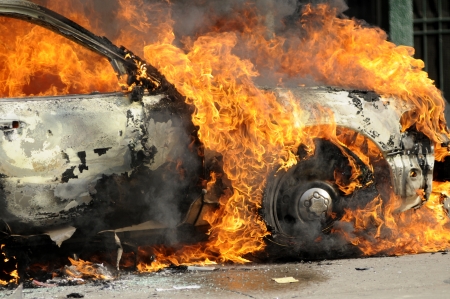 TORONTO-JUNE 26: Parts of a police car burning after being torched during the G20 Protest on June 26, 2010 in Toronto, Canada.のeditorial素材