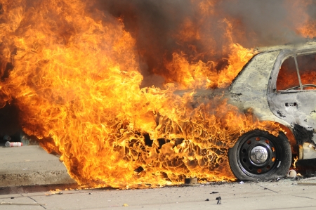 TORONTO-JUNE 26: Parts of a police car burning after being torched during the G20 Protest on June 26, 2010 in Toronto, Canada.のeditorial素材