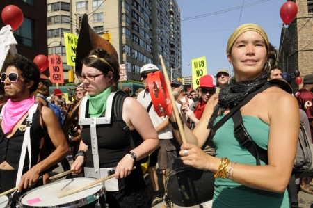 TORONTO-JUNE 25: Musicians playing music during the G20 Protest on June 25, 2010 in Toronto, Canada.のeditorial素材
