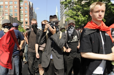 TORONTO-JUNE 25: The black anarchist group who was later accused of vandalizing shops and store during the G20 Protest on June 25, 2010 in Toronto, Canada.のeditorial素材