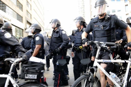 TORONTO-JUNE 25: Bicycle police getting ready during the G20 Protest on June 25, 2010 in Toronto, Canada.のeditorial素材