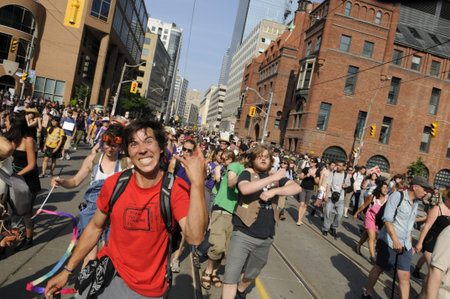 TORONTO-JUNE 25: A protester sharing a lighter moment during the G20 Protest on June 25, 2010 in Toronto, Canada.のeditorial素材