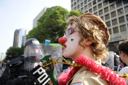 TORONTO-JUNE 25: Protesters dressed as a clown during the G20 Protest on June 25, 2010 in Toronto, Canada.のeditorial素材