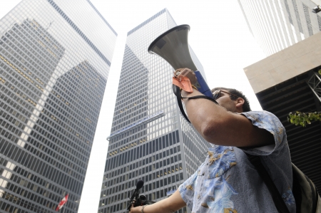 TORONTO-JUNE 27: Charles Veitch - a popular anti-capitalist activist from Great Britain during the G20 Protest on June 27, 2010 in Toronto, Canada.のeditorial素材