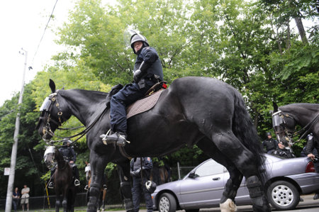 TORONTO-JUNE 27: A police officer looks towards the crowd during the G20 Protest on June 27, 2010 in Toronto, Canada.のeditorial素材