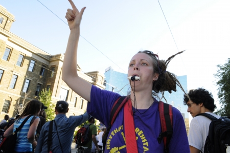 TORONTO-JUNE 28: A leader of a music band participating in a rally a day after a mass arrest during the G20 Protest on June 28, 2010 in Toronto, Canada.のeditorial素材