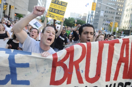 TORONTO-JUNE 28: Agitated activists shouting and yelling during the G20 Protest on June 28, 2010 in Toronto, Canada.のeditorial素材