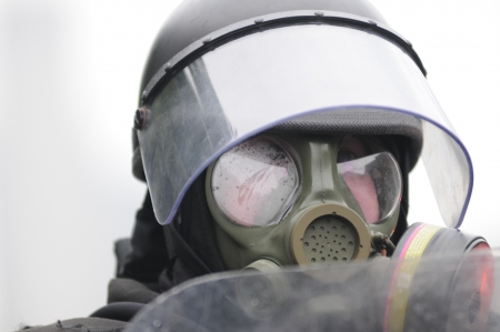 TORONTO-JUNE 26: A police officer with gas masks and ready for any chemical or gas bombs during the G20 Protest on June 26, 2010 in Toronto, Canada.のeditorial素材