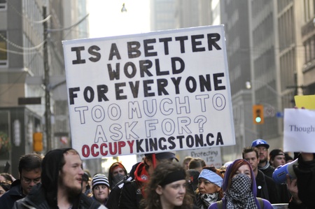 TORONTO - NOVEMBER 24: Occupy Toronto supporters marching through the downtown streets on November 24, 2011 in Toronto, Canada.のeditorial素材