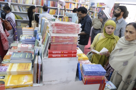 KOLKATA- FEBRUARY 4: People busy select their books inside a book stall during the 2011 Kolkata Book Fair in Kolkata, India on February 4, 2011.のeditorial素材