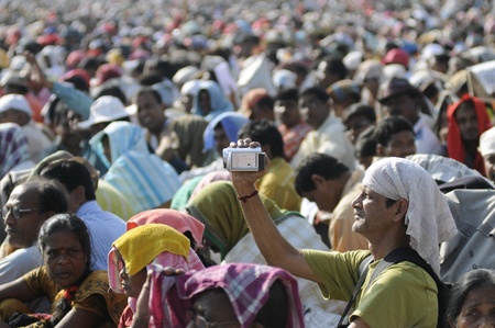 KOLKATA- FEBRUARY 13: A man filming the crowd and the ambiance during a political rally in Kolkata, India on February 13, 2011.のeditorial素材