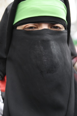 TORONTO - JANUARY 10: A Muslim woman during a rally to condemn the Israel occupation on Gaza on January 10 2009 in Toronto, Canada.のeditorial素材