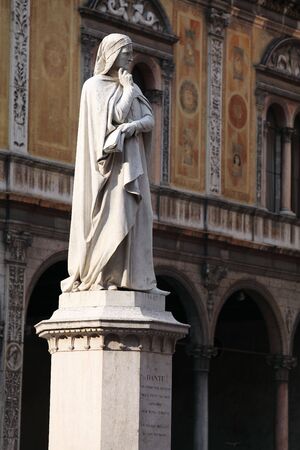  Dante Alighieris sculpture in city of Verona Italyの写真素材
